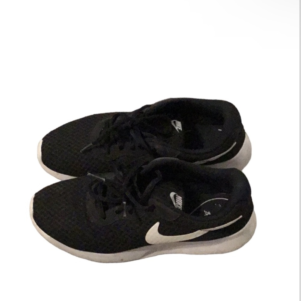 Black and white Nike roshe